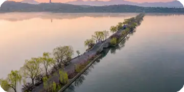 Spring Dawn at Su Causeway — Spring Mist along the Causeway